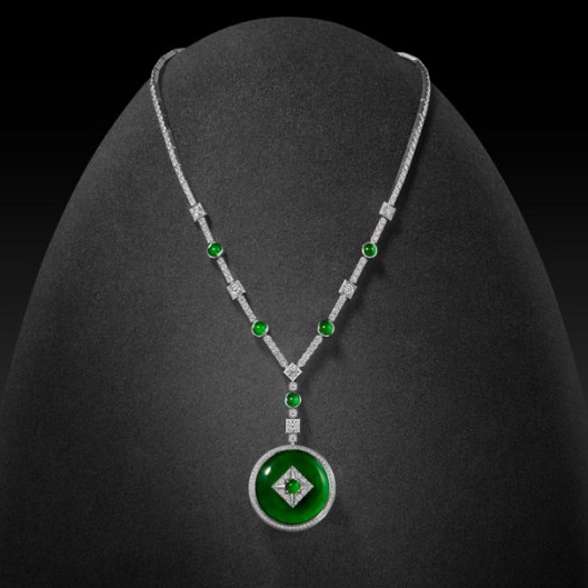 周大福呈现全新天圆地方系列：凝天地万象，琢方圆哲思