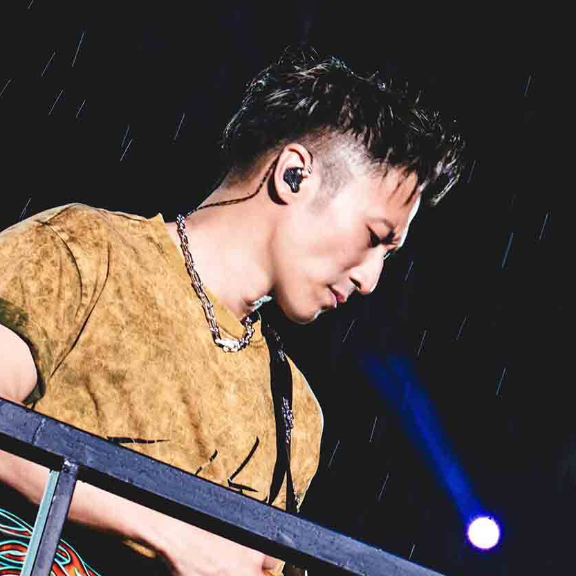 Off-White™ 首次为亚洲男艺人打造演唱会专属服饰 于谢霆锋Evolution Nic Live2025广州站耀目登场