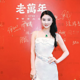 环球小姐吴丹惊艳亮相第一届中国国际黄金周暨非遗传奇老萬年黄金博物馆盛大启幕,以优雅时尚诠释东方美学