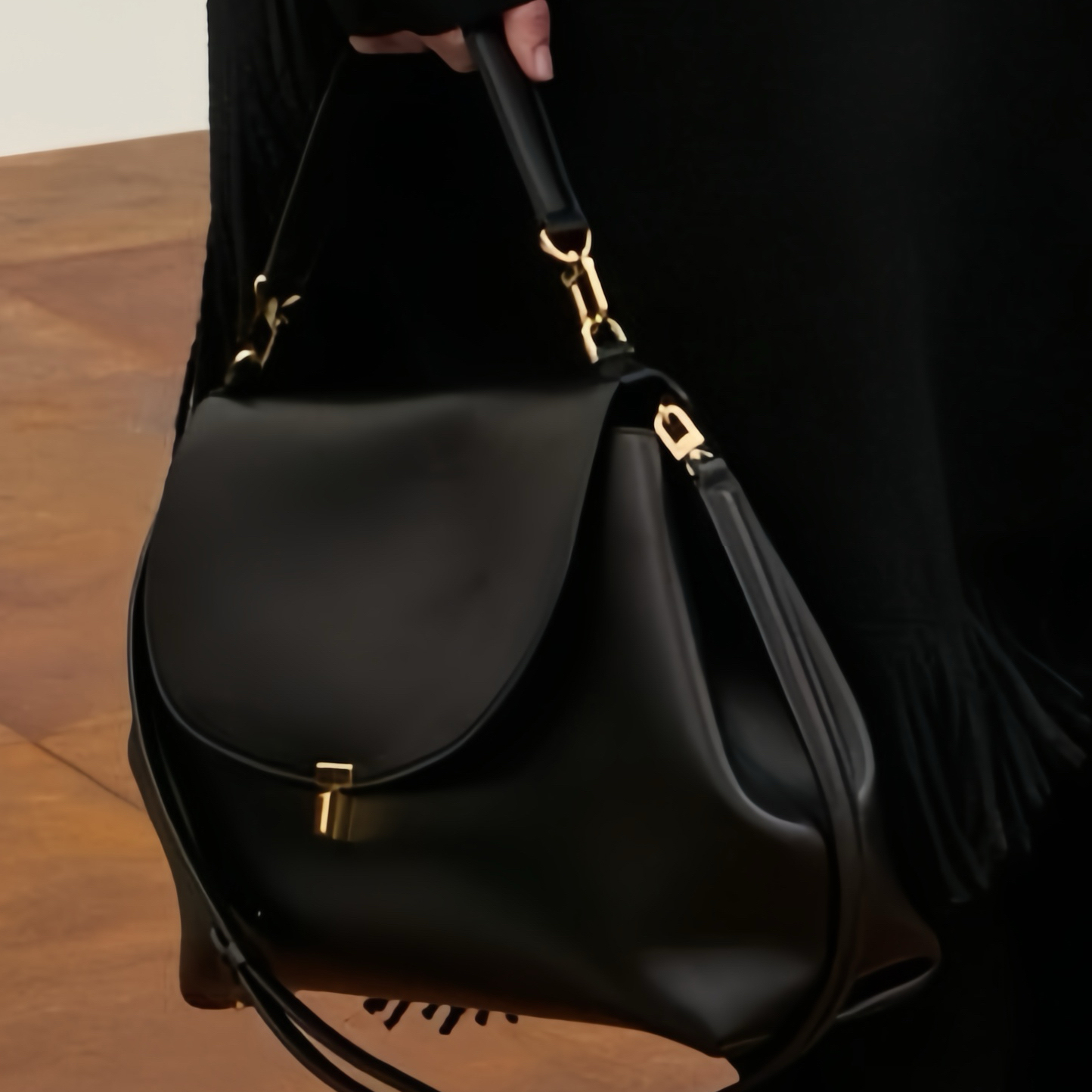 TOTEME 2025秋冬系列推出全新多款T-Lock手袋