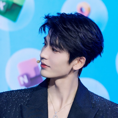 联想重磅升级天禧AI一体多端,携手张凌赫发布联想moto X70 Air AI手机