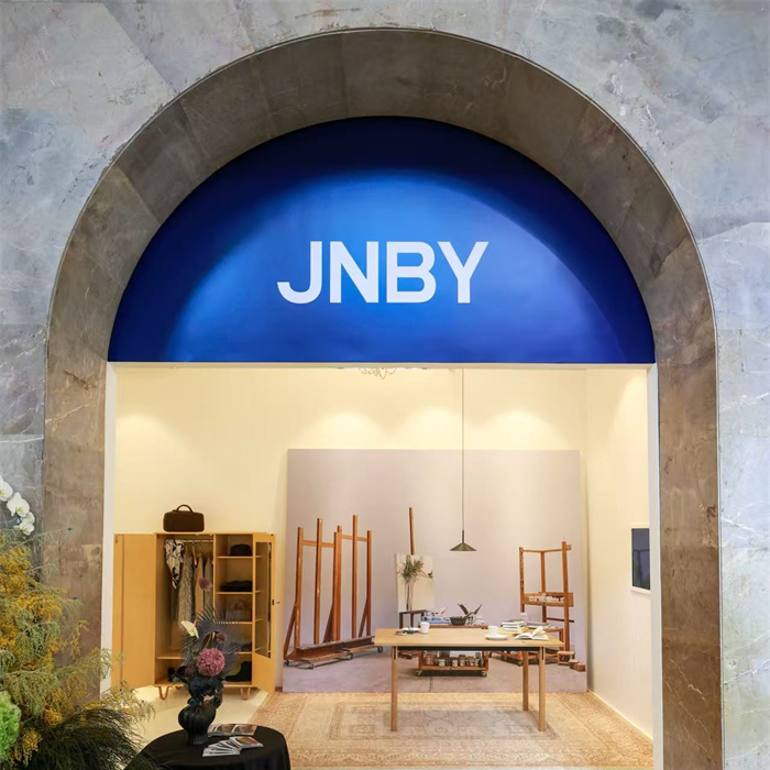 JNBY携手艺术家喻红，共同亮相第十三届ART021，以各自的瞬间，寻找不同的自我