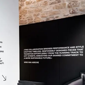 安踏携手Kris Van Assche共创系列正式上市，首发登陆DSM巴黎旗舰店