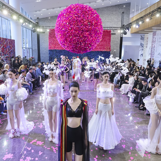 在花彩中爆破，于美术馆内生长：赫本西施与艺术家古原跨界艺术秀启幕