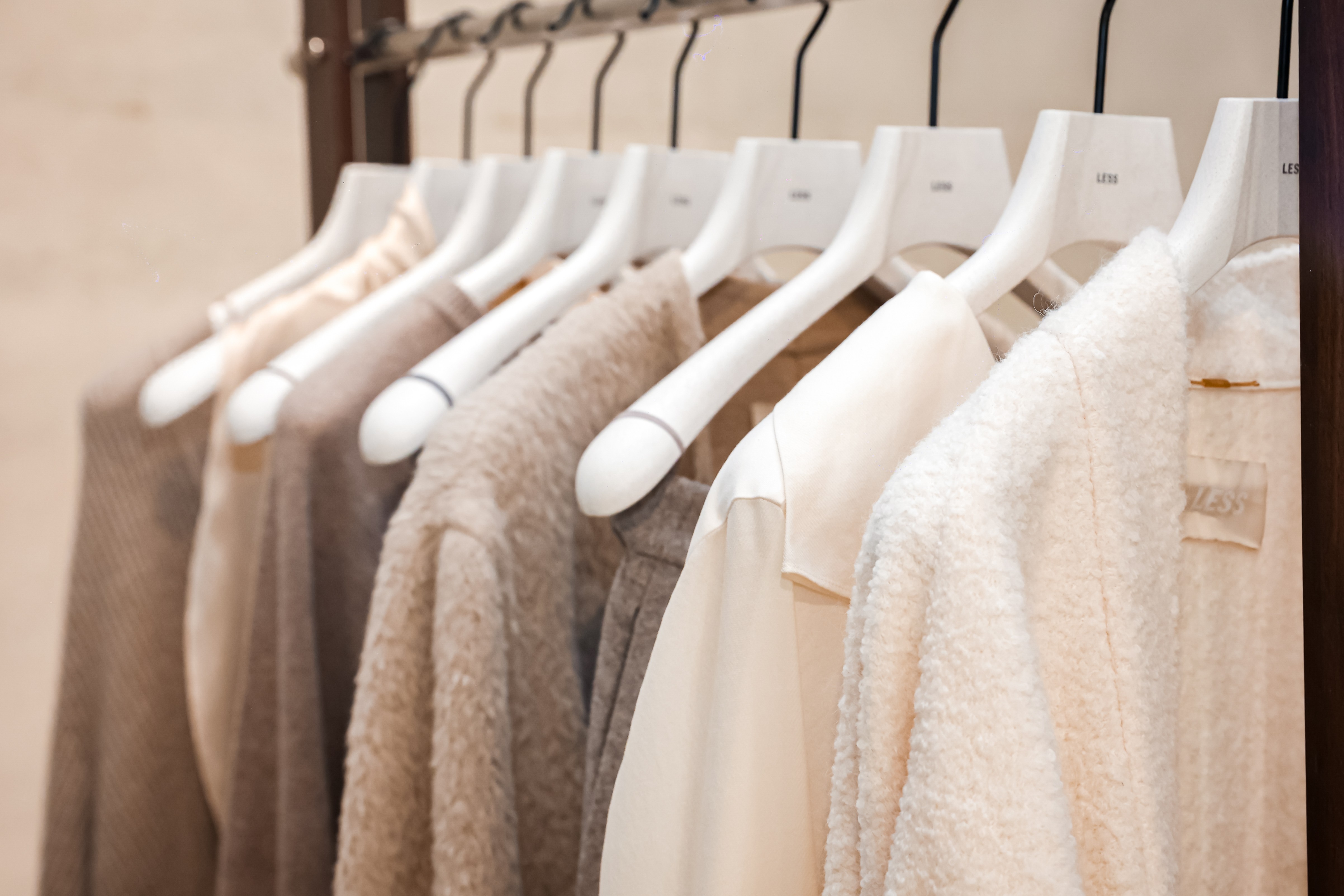 8.LESS 真实悦己展区衣杆.jpg