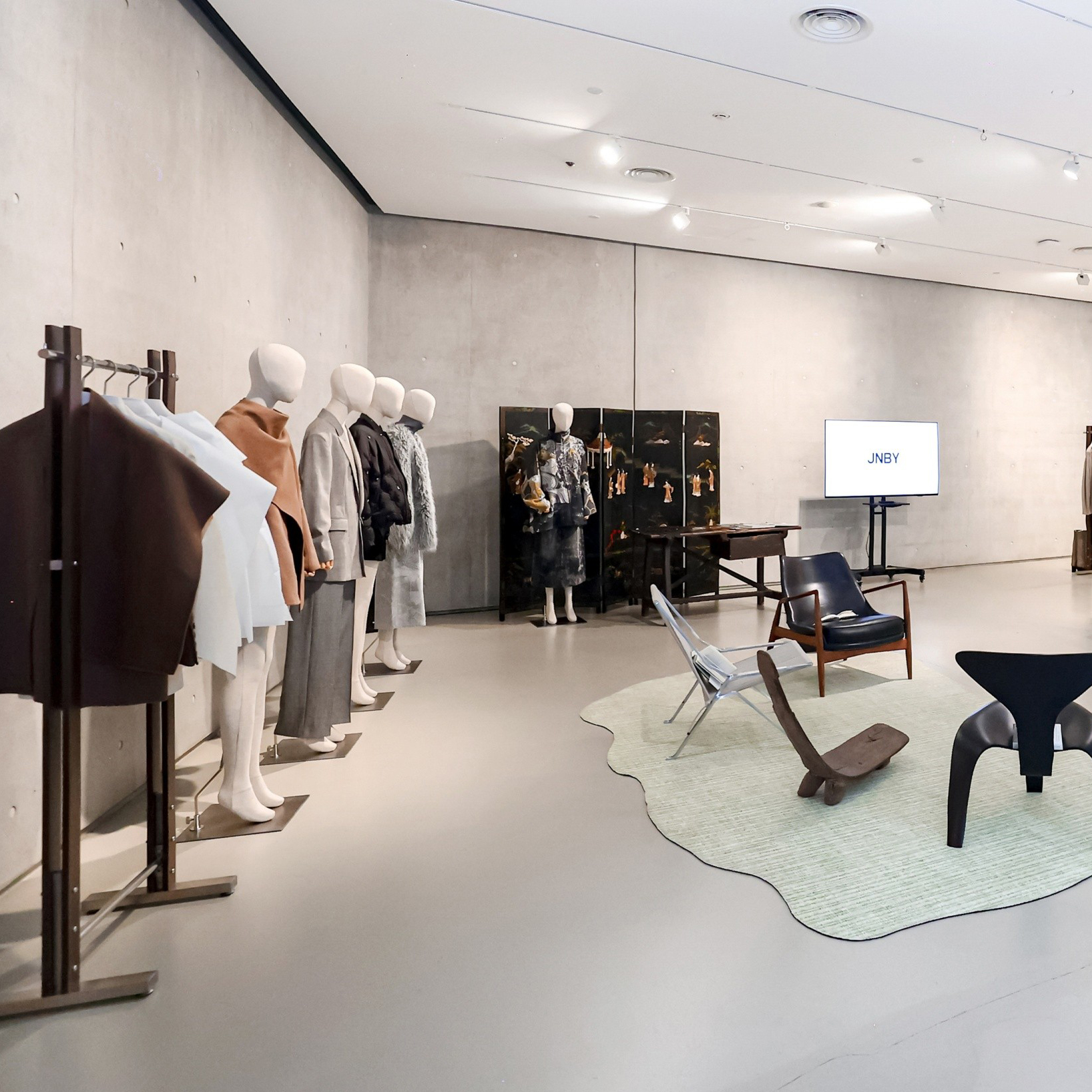 置身多元自我，觅得宁静一隅│  LESS & JNBY 2025秋冬媒体预览会圆满落幕