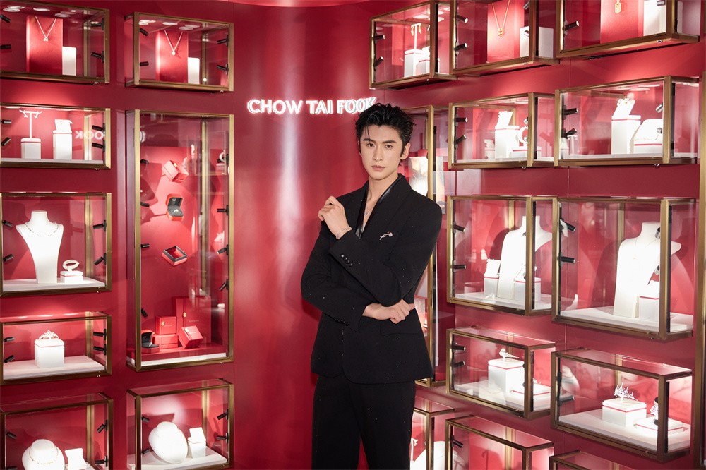 1 戴比尔斯集团携手周大福珠宝集团，打造“每一面 为光所映The Gift of Sparkle”限时主题展大连站.jpg