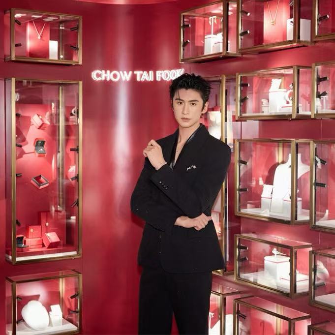 张云龙“连”结天然钻石，“每一面 为光所映”快闪空间闪耀岁末礼物季