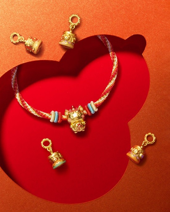 04 老庙x麦玲玲“好友祝运”<span class='contentMinganStyle'>黄金</span>手饰.jpg