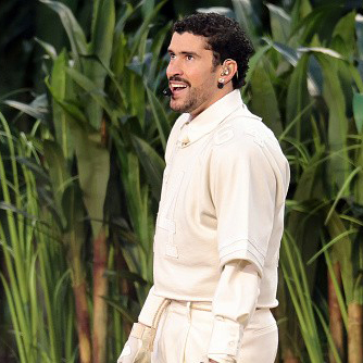 音乐人Bad Bunny佩戴沙漠钻石珠宝 闪耀领衔第60届超级碗中场秀