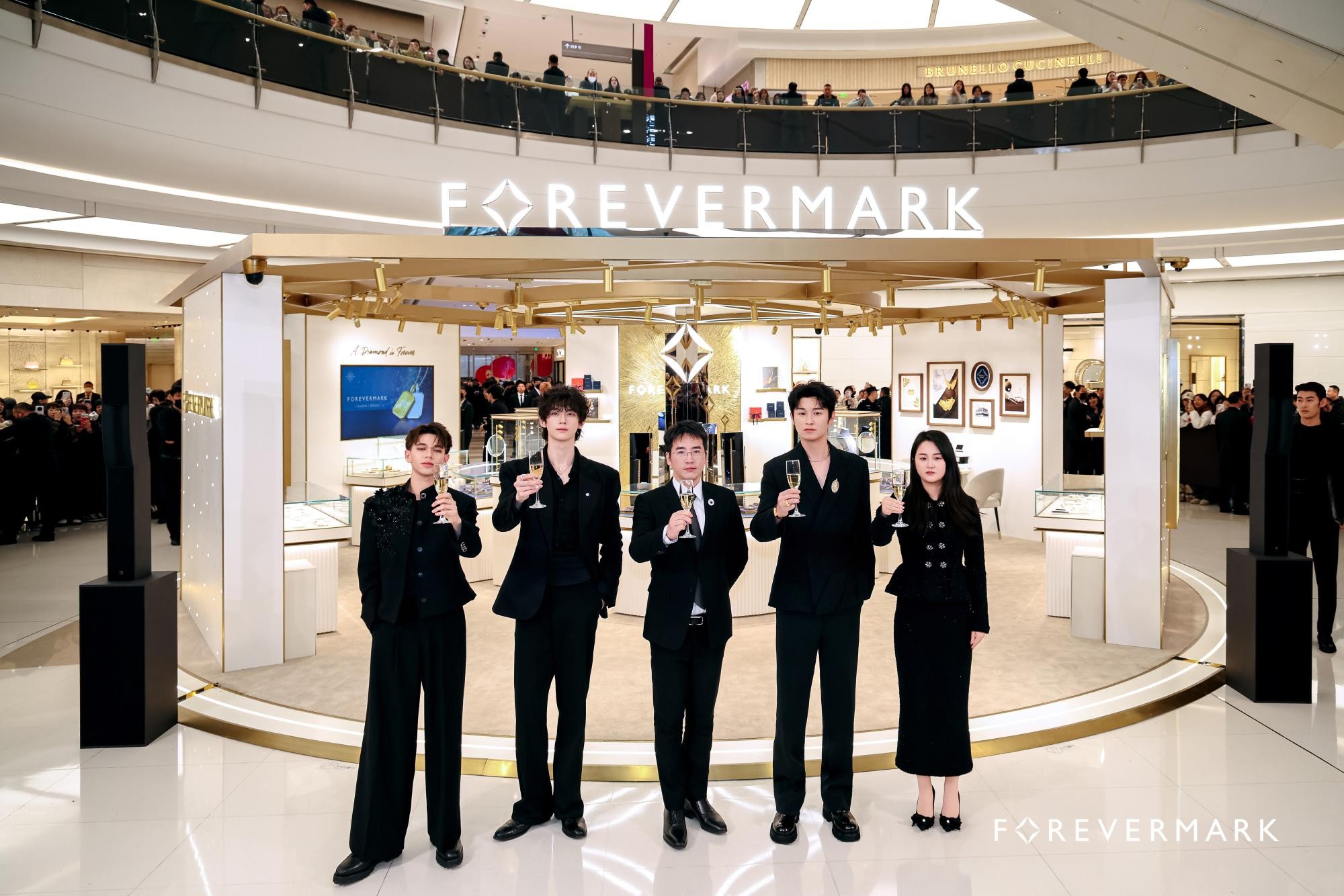 艺人与Forevermark永恒印记 亚太区董事总经理吴峰 (Benson Wu) 先生合照(1).jpg