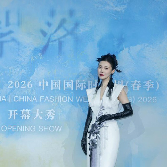 穿梭秀场与时间的织者：常思思以歌声为针，将千年非遗绣进当代时尚画卷