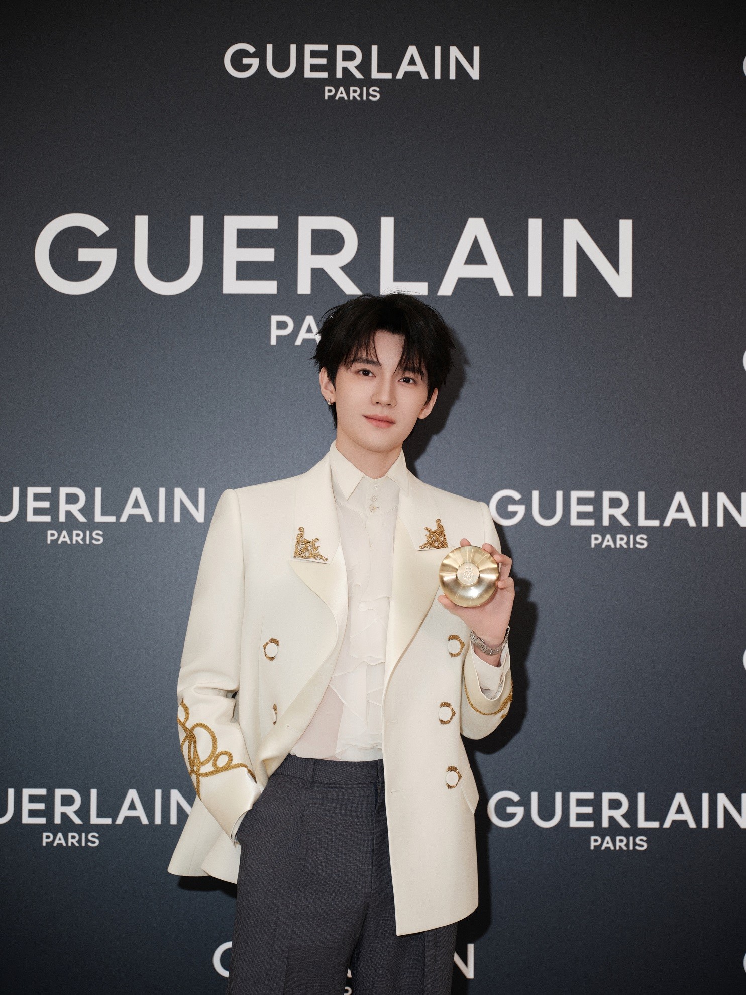 法国娇兰护肤⼤使——周翊然先⽣⼿持御廷兰花系列御龄⾯霜.JPG