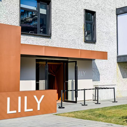 万国窗前，衣通东西，LILY携手代言人李沁欣然揭幕全新「大师大衣」系列