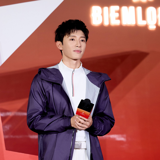 一路向前·旭势上场，比音勒芬高尔夫携手品牌大使代旭亮相济南万象城