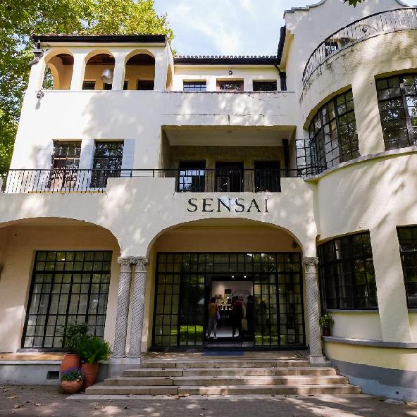 SENSAI全球旗舰店三周年｜溯源英伦序章，织就「时光之约」